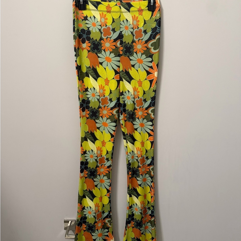 Nasty Gal - Floral High-Rise Flared Pants in Green-Orange - Picture 2 of 6